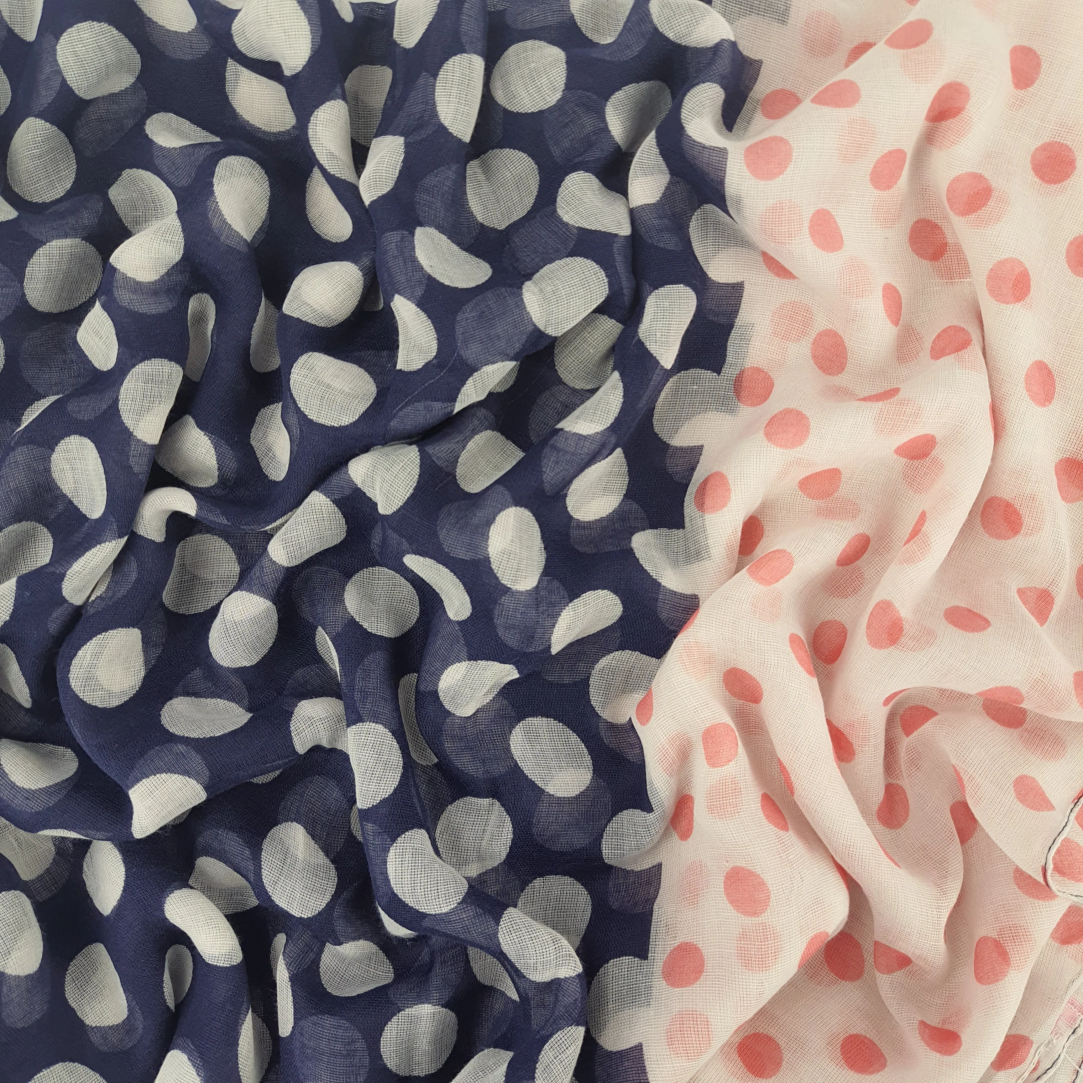 Bufanda Isaac Mizrahi Polka Dot Marfil Y Azul  Con Pepas Rosadas  Icl4921P09